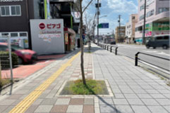 写真：左手側に「ピアゴ ラ フーズコア赤池」が見える道