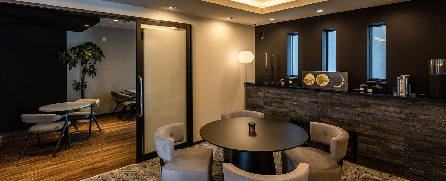 写真：落ち着いた雰囲気のラウンジ