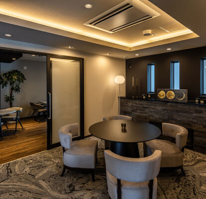 写真：落ち着いた雰囲気のラウンジ