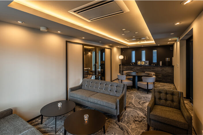 写真：落ち着いた雰囲気のラウンジ