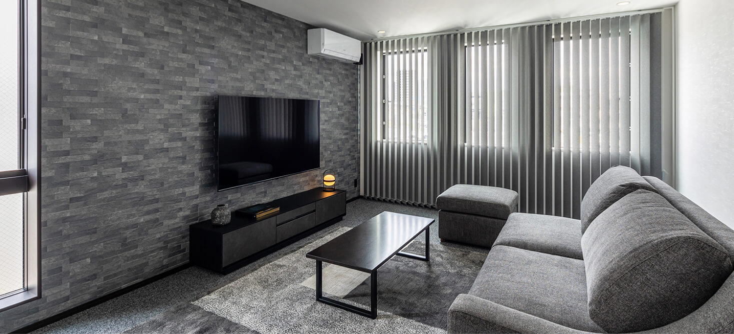 写真：テレビとソファのあるスイートルームのリビング