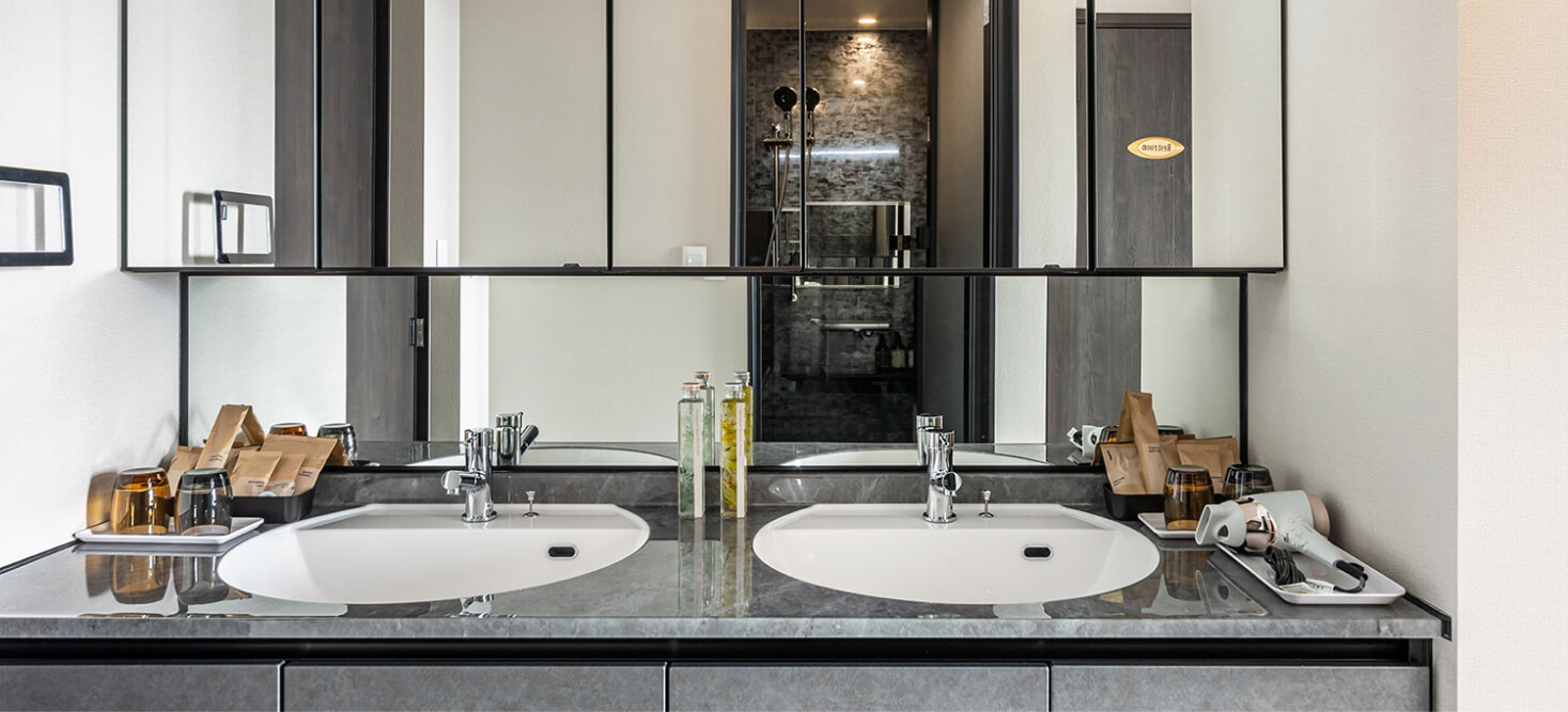 写真：2台横並びになっているスイートルームの洗面台