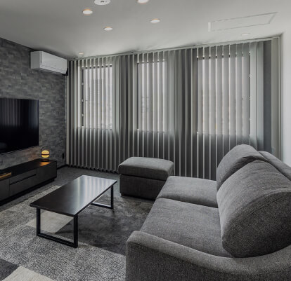 写真：テレビとソファのあるファミリールームのリビング