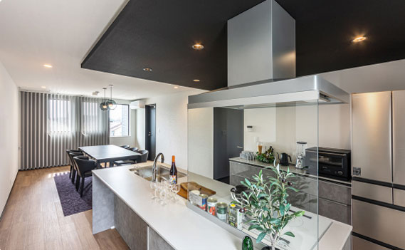 写真：ファミリールームのダイニングキッチン