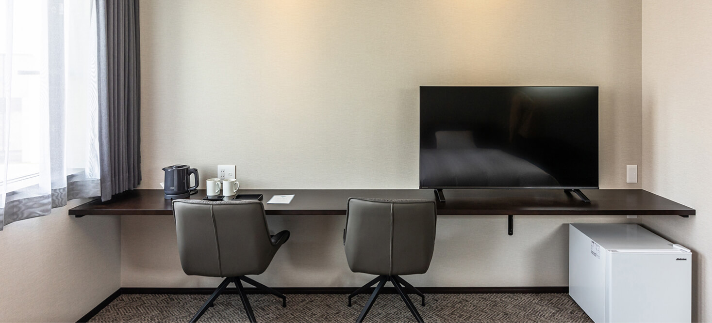 写真：ラージツインルームのデスクとテレビ 