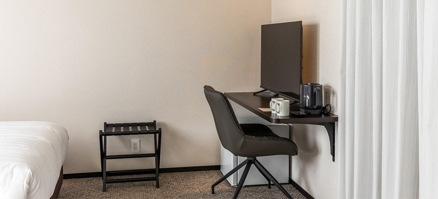 写真：ミドルツインルームのデスクとテレビ