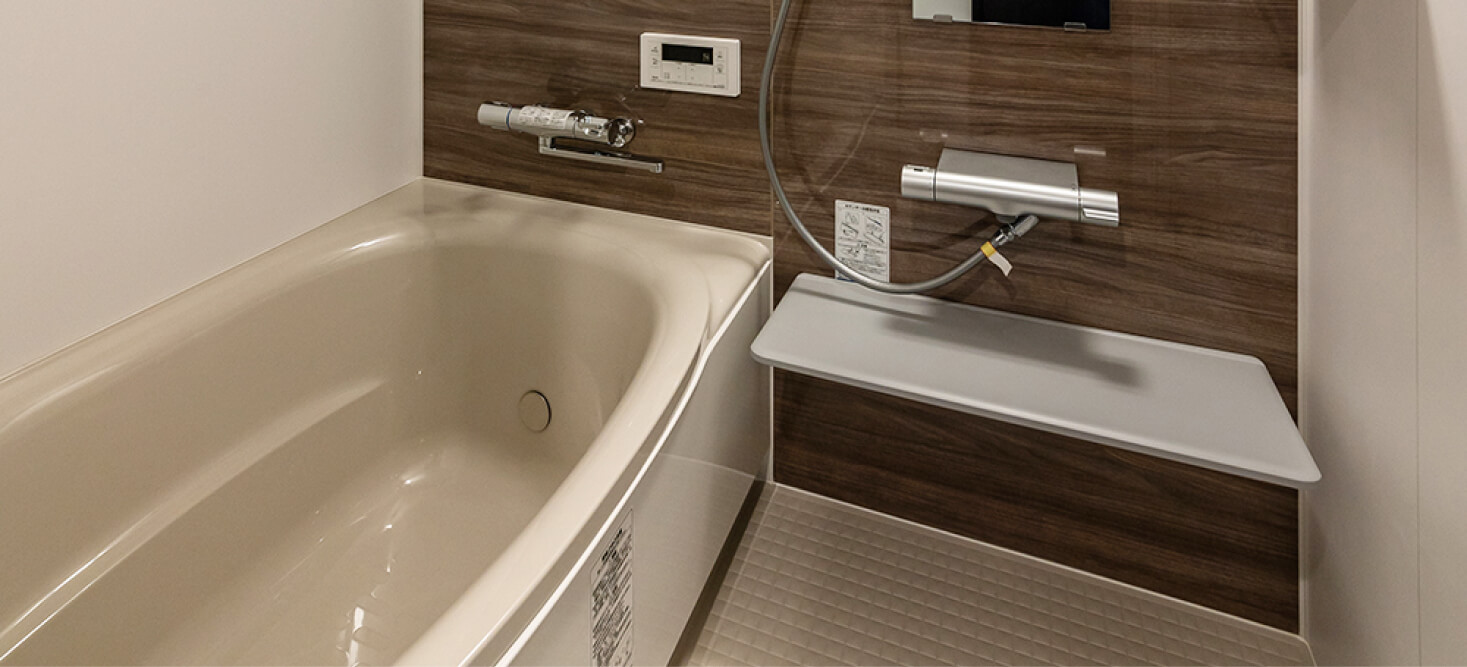 写真：スタンダードツインルームの浴槽とシャワー付きお風呂